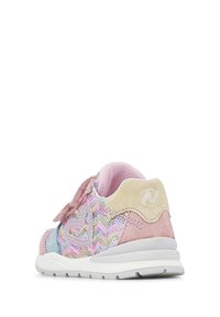 Sneaker in tessuto sequenziato multicolore con motivo a zig zag, caratterizzato da un retro in suede rosa, una suola bianca e una striscia in velcro.