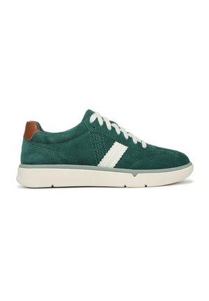 Groene suède sneaker met witte veters, witte zijstreep, bruine hielkap en dikke witte rubberen zool.