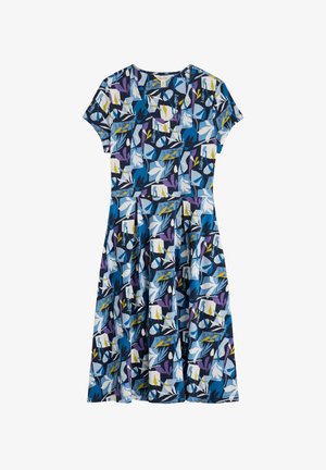 Robe à manches courtes avec un motif floral bleu, violet et blanc, dotée d'un corsage ajusté et d'une jupe évasée, fabriquée en tissu léger.