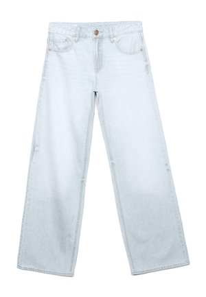 Jasnoniebieskie jeansy o szerokich nogawkach z przednimi kieszeniami, szlufkami na pasek i zapięciem na guzik na białym tle.