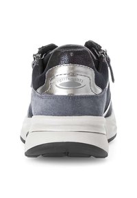 Grijze suède en leren sneaker met een zwarte accent, zilverkleurige metallic details en een chunky witte zool met een gestructureerde zwarte buitenzool.