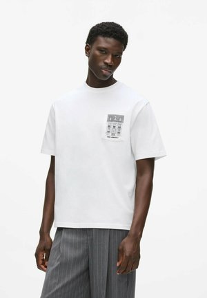 KARL LAGERFELD, KARL LAGERFELD T-SHIRT RUE ST-GUILLAUME SKETCHES POCKET - Print T-shirt - white