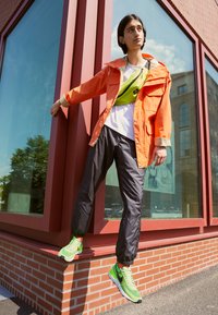 Nike Sportswear WAFFLE ONE UNISEX - Sapatilhas - electric green/black/mean green/hyper crimson-white-orange