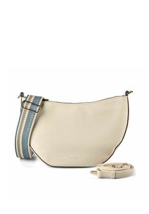 Sac bandoulière croissant en cuir crème avec bandoulière large rayée détachable et bandoulière fine supplémentaire, garniture en métal doré.