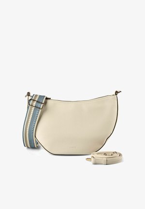 Bolso bandolera de cuero crema con forma de media luna, correa ancha a rayas desmontable y correa delgada adicional, herrajes en tono dorado.