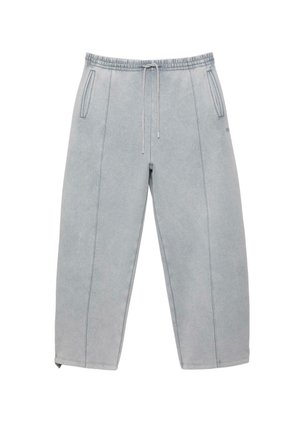 Pantaloni de trening gri deschis cu burtieră elastică, șnur, buzunare laterale și detalii cu cusături verticale pe un fundal alb.