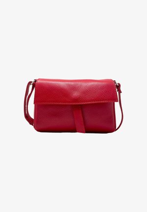 Rote Lederhandtasche mit strukturiertem Finish, rechteckiger Form, Klappenverschluss und verstellbarem Tragegurt. Kompaktes Design für die notwendigen Dinge.