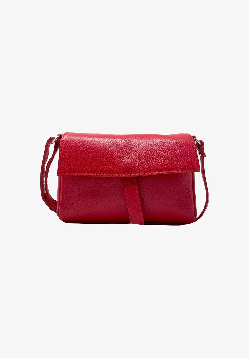 Punainen nahkainen käsilaukku, jossa on teksturoitu pinta, suorakulmainen muoto, läppä sulkeminen ja säädettävä olkahihna. Kompakti muotoilu essentials-tarvikkeille.
