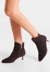 Woden SAGA ZIP  - Klassiset nilkkurit - chocolate