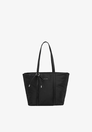 Borsa tote nera con spalline lunghe, dettaglio fiocco argento e piccolo logo argento su tessuto esterno liscio.