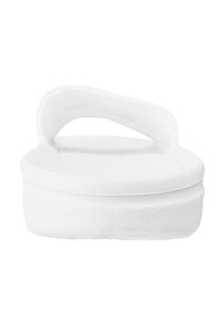 Witte teenslipper van textuur rubber, met een brede band en een platte zool. Het ontwerp is minimalistisch zonder extra patronen of accenten.