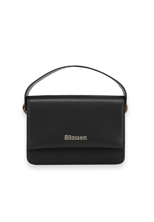 Zwarte rechthoekige leren handtas met korte handvat en het "Blauer"-logo in zilveren letters op de voorflap.