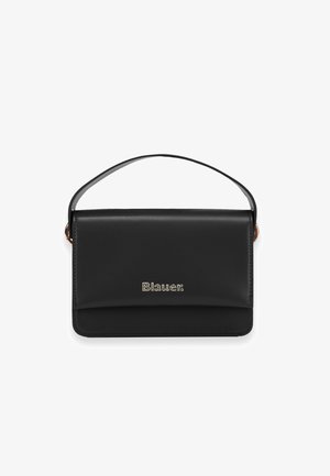 Sac à main rectangulaire en cuir noir avec une poignée courte et le logo « Blauer » en lettres argentées sur le rabat avant.