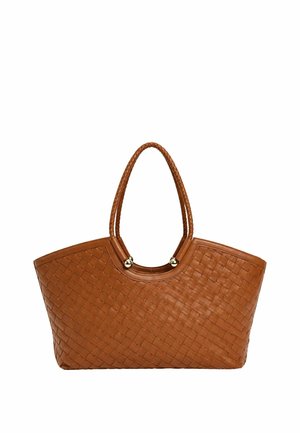 Borsa tote in pelle intrecciata marrone con doppi manici intrecciati e bordi superiori arrotondati, con piccoli dettagli in metallo dorato vicino alla base dei manici.