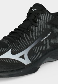 Μαύρο αθλητικό παπούτσι με λευκό λογότυπο Mizuno και το κείμενο "Lightning Select" στο πλάι με οριζόντιες γκρι ρίγες.