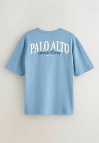 Vaaleansininen lyhythihainen T-paita, jossa takana valkoisella ja laivastonsinisellä teksti "PALO ALTO Santa Clara MEMBERS ONLY".
