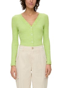 Cardigan ribbed vert clair à manches longues, décolleté en V profond et fermeture à boutons. Associé à un pantalon cargo crème avec des poches latérales.