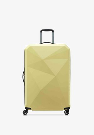 Maleta rígida de color amarillo con un patrón geométrico en forma de diamante, asa ajustable y cuatro ruedas negras para facilitar la movilidad.