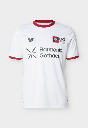 Biely futbalový dres s krátkym rukávom, červeným golierom a lemovaním rukávov, s logom Bayer Leverkusen, logom New Balance a nápisom sponzora Barmenia Gothaer.