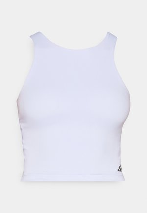 Bílý sportovní crop top vyrobený z hladkého materiálu, s kulatým výstřihem, bez rukávů a s malým černým logem v dolním rohu.