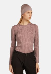 Maglia leggera a maniche lunghe di un morbido color mauve con un motivo lineare, abbinata a un berretto aderente dello stesso colore. Tessuto testurizzato e elasticizzato per il massimo comfort.