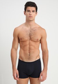Boxer da uomo neri realizzati in tessuto elasticizzato. Presentano una vestibilità aderente, una vita elastica e una texture morbida. Adatti per l'uso quotidiano.