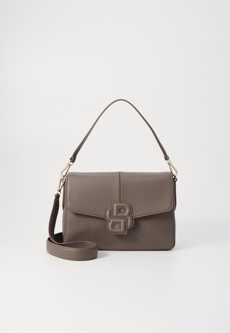 Bolso de cuero marrón con forma rectangular plana, correa de hombro desmontable y logo grabado en el frontal. Textura suave y diseño minimalista.