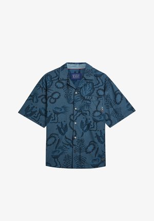 Camicia blu a maniche corte con bottoni, con motivi floreali e foglie astratti scuri e una tasca sul petto su sfondo bianco.