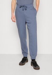HUGO DAYOTE - Pantalones deportivos - open blue