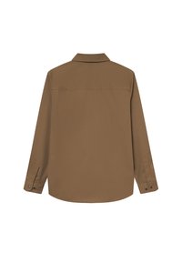 Barna, hosszú ujjú ing, standard gallérral, gombos mandzsettával és egyenes aljjal. Simább textúrával és egyetlen hátsó nyereggel rendelkezik.