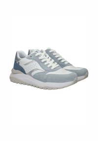 Himmelblaue und weiße Sneakers aus Wildleder und Mesh, mit einer strukturierten Sohle, perforierten Akzenten und einer Schnürung.