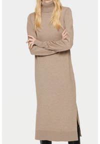 Robe-pull beige à manches longues avec col roulé, fentes latérales, poignets et ourlet côtelés. Texture douce avec une silhouette ajustée.