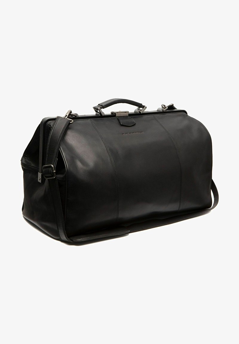 Schwarze Ledertasche mit glatter Textur, flachem Boden, Oberhandgriff und verstellbarem Schultergurt. Mit silberfarbener Hardware und Logo.