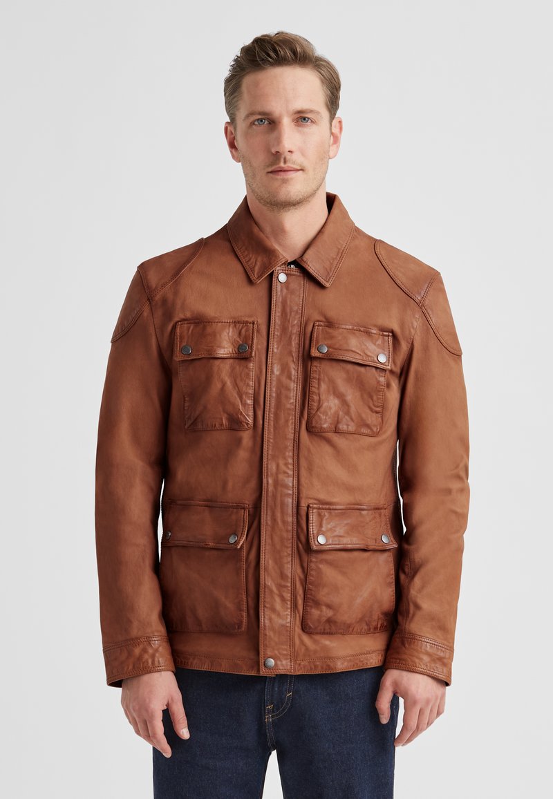 Braune Lederjacke mit vier Fronttaschen, Druckknopfverschluss und klassischem Kragen. Glatte Textur, tailliertes Design und Schulterakzente.