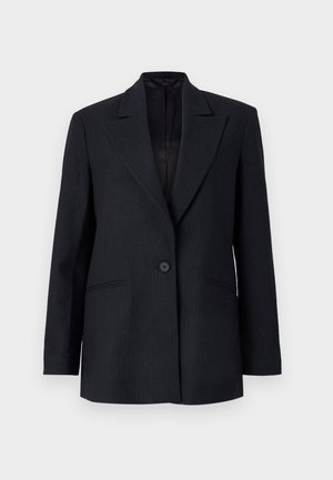 Blazer a righe nere con colletto a punta, chiusura a un bottone e tasche laterali. Presenta una fodera interna liscia e una vestibilità sartoriale.