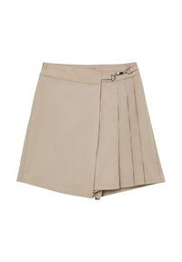Pantaloni corti beige con un design plissettato, fronte piatto e dettagli in metallo. Realizzati in un tessuto liscio con una forma sartoriale.
