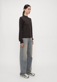 Vero Moda Tall VMMERCURY HIGHNECK  - Neule - chocolate torte