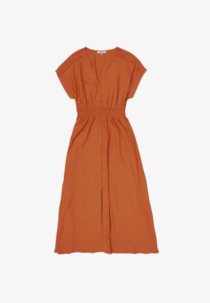 Robe couleur rouille avec un col en V, des manches courtes, une taille froncée, des boutons sur le devant et une jupe fendue pour faciliter les mouvements.