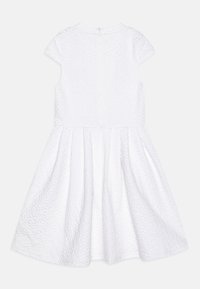 Robe blanche à manches courtes avec un motif floral texturé, jupe évasée et fermeture éclair dans le dos. Dotée d'un col rond et d'une taille froncée.
