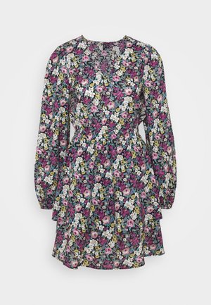 Květinové šaty s V výstřihem, dlouhými nafouknutými rukávy a přiléhavým pasem. Obsahují barevnou kombinaci růžových, bílých a žlutých květin na tmavém pozadí.