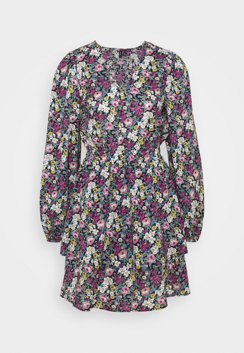 Květinové šaty s V výstřihem, dlouhými nafouknutými rukávy a přiléhavým pasem. Obsahují barevnou kombinaci růžových, bílých a žlutých květin na tmavém pozadí.