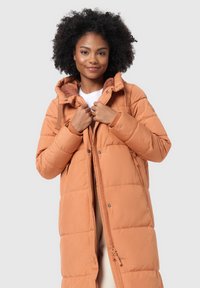 Lange, puffy oranje jas met een capuchon, voorzien van een rits aan de voorkant, drukknopen en een zichtbaar doorgestikt patroon. Gladde textuur en minimalistisch ontwerp.