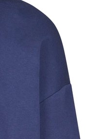Felpa blu navy con una texture morbida e liscia, maniche corte e una vestibilità ampia e rilassata con cuciture minime.