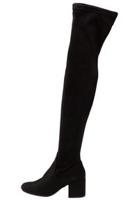 Czarne kozaki za kolano wykonane z miękkiego zamszu, z obcasem typu blok oraz dopasowanym fasonem sięgającym do uda, o gładkiej fakturze.