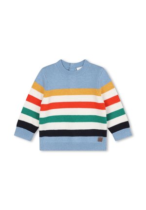 Pull en tricot bleu clair avec des rayures horizontales multicolores (jaune, rouge, vert, blanc, marine). Présente des poignets et un ourlet côtelés.