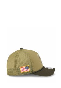 Olivgrüner Baseball-Cap mit Mesh-Einsätzen, einer strukturierten Krone und einem gebogenen Schirm. Verfügt über ein gesticktes Logo und ein USA-Flaggen-Patch.