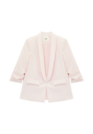 Lyserød dameblazer med sjalkrave, to frontlommer med klap og trekvartlange ærmer, lagt fladt ud på en hvid baggrund.