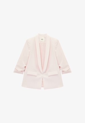 Blazer femenino de color rosa claro con cuello de solapa, dos bolsillos delanteros con solapa y mangas de tres cuartos, mostrado plano sobre un fondo blanco.