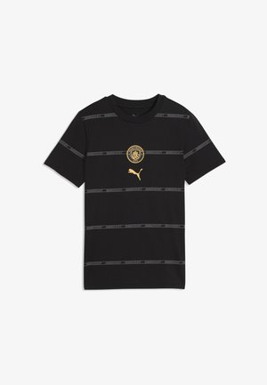 Sort T-shirt med kortærmet og grå vandrette striber, guld Manchester City-emblem over et gyldent Puma-logo foran.