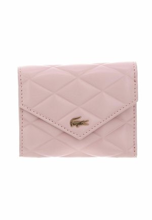 Portefeuille en cuir matelassé rose clair avec rabat enveloppe et petit emblème crocodile doré au centre avant.
